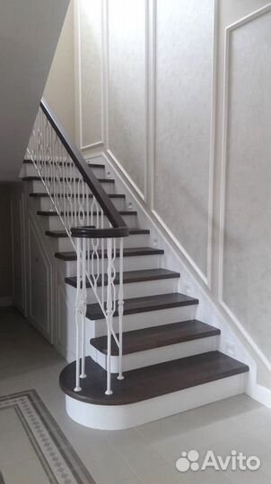 Лестница с деревянными ограждениями