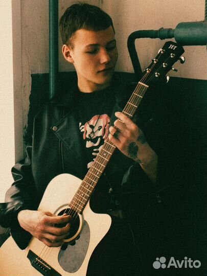 Репетитор по игре на гитаре