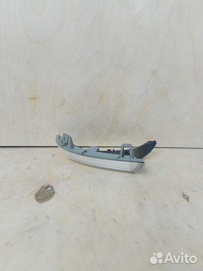 Поворотник в зеркало правый Volkswagen Jetta (MK5)