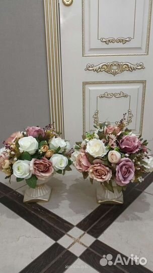 Цветы в вазе на ножке