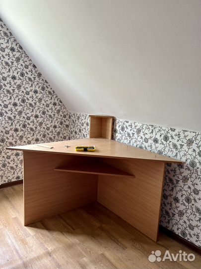 Угловой письменный стол