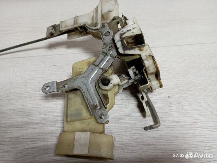 Замок двери передний правый Toyota Funcargo