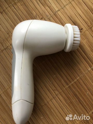 Электрическая щетка массажер для чистки лица Braun