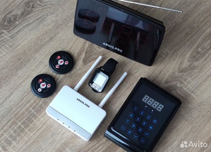 Кнопка вызова персонала и часы официанта