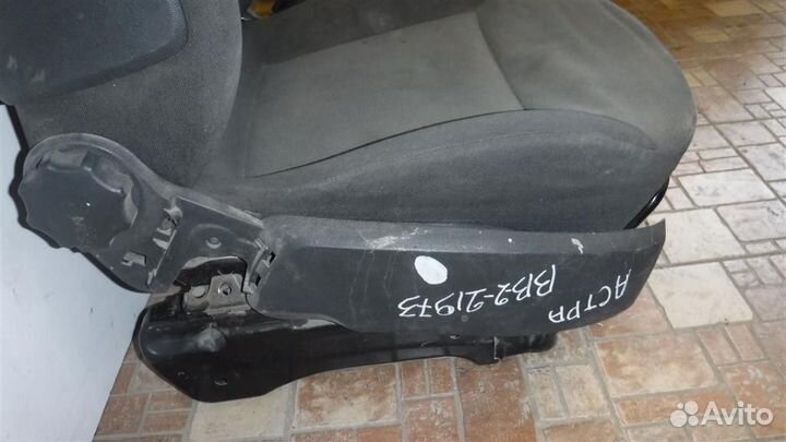 Сиденье переднее правое Opel Astra H 2004-2014