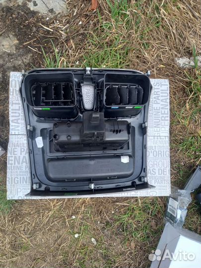 Панель от магнитолы на Renault