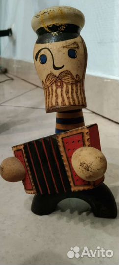 Статуэтка из дерева