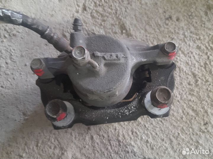 Суппорт передний правый Toyota Mark X GRX120