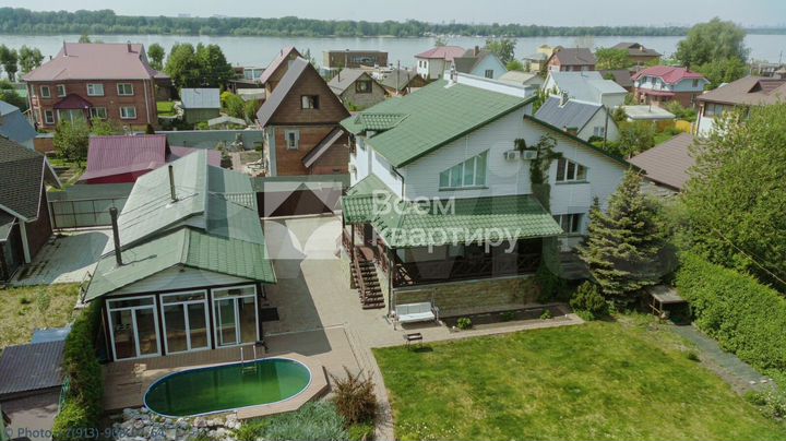 Коттедж 353 м² на участке 10 сот.