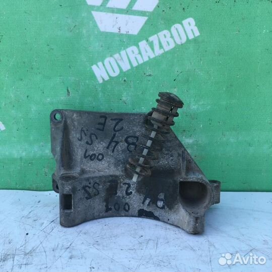 Кронштейн генератора Фольксваген Пассат Б4