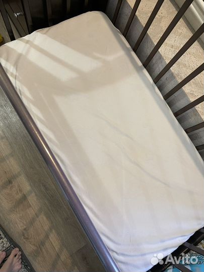 Детская кроватка с поперечным маятником