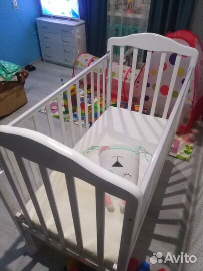 Детская кроватка с маятником и ящиком