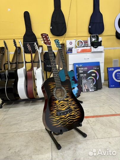 Акустическая гитара тигровая