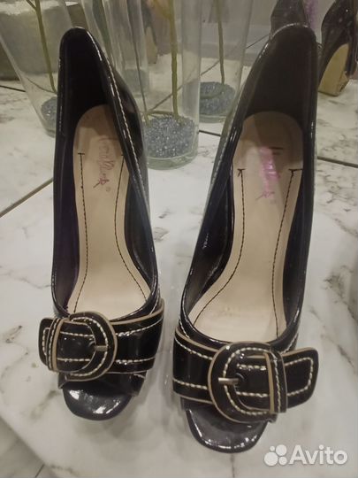 Лакированные чёрные туфли