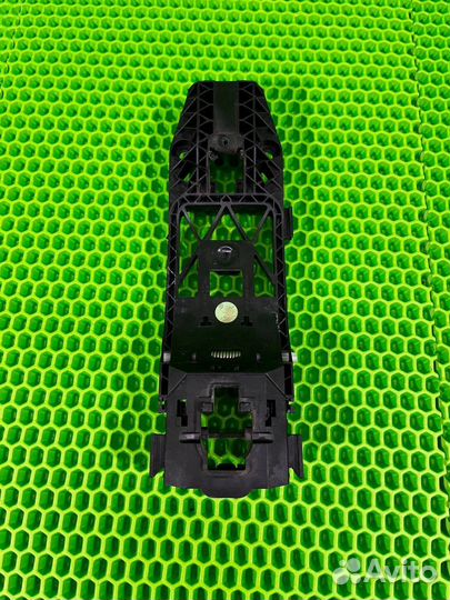 Кронштейн ручки задний левый Volkswagen Touareg FL