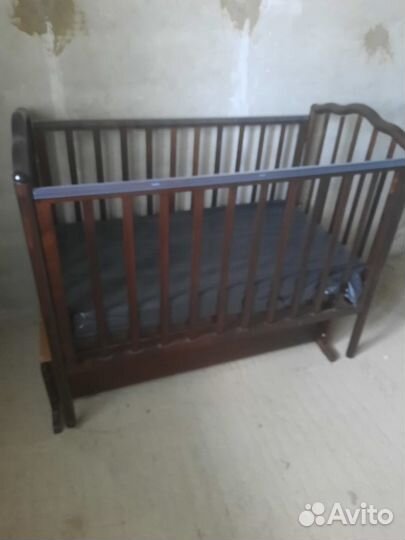 Детская кроватка с маятником и ящиком