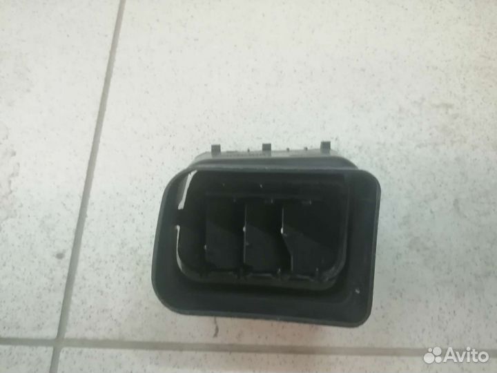 Дифлектор центральный Рено Логан 2