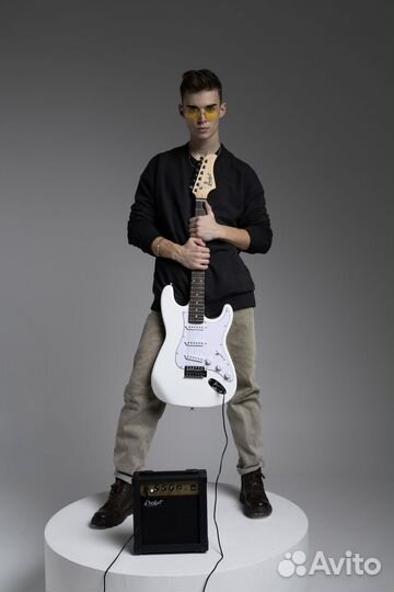 Комплект электрогитара+комбик+аксессуары