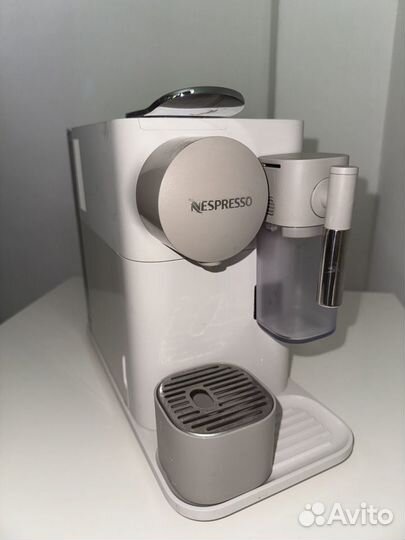 Кофемашина Nespresso latissima one