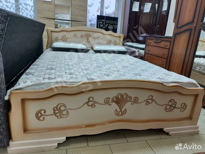 Кровать массив