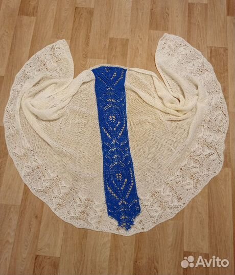 Двухцветная вязаная шаль