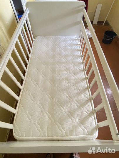 Детская кроватка с маятником