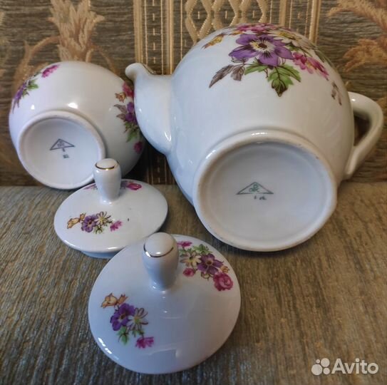 Предметы чайных фарфоровых сервизов