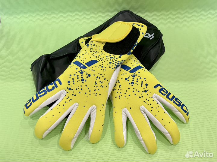 Вратарские перчатки reusch