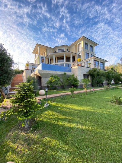 Дом 1200 м² на участке 30 сот.