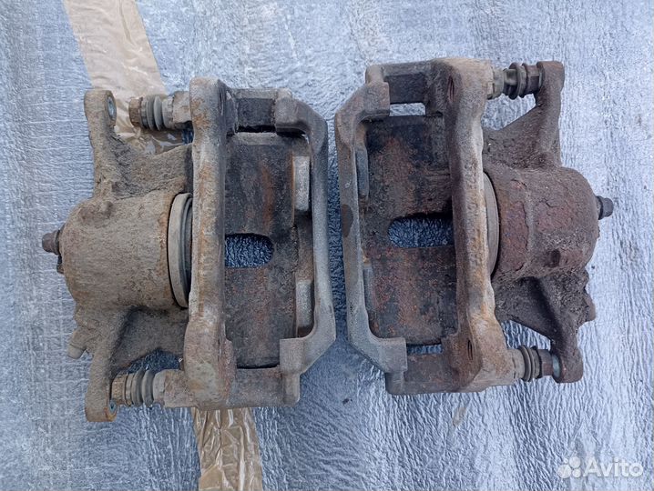 Суппорт передний левый правый Skoda Octavia A7