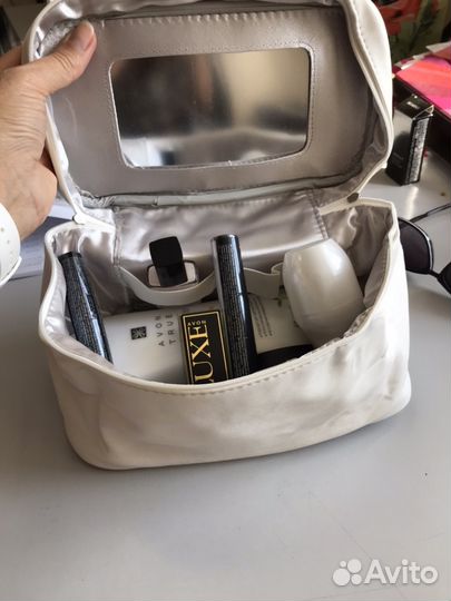 Косметички: белая или чёрная. Avon, в упаковке
