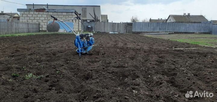 Впашка земли профессиональным мотоблоком