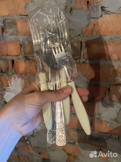 Чайные кружки, тарелки, вилки посуда