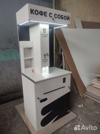 Стойка с автовыдачей стаканов и сиропов