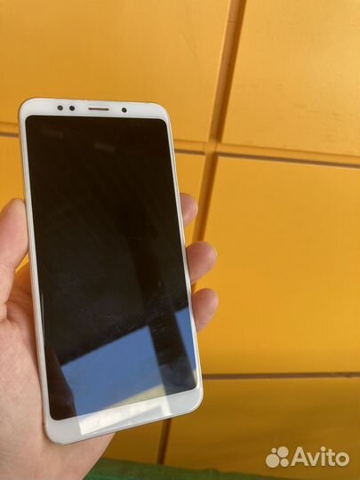 Телефон Xiaomi Redmi 5 plus