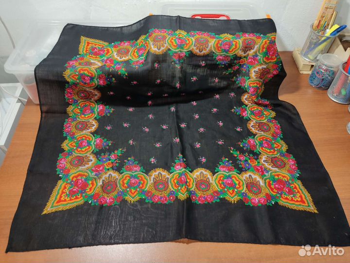 Платок шерстяной, ткань шерстяная с принтом