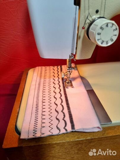 Швейная машина Чайка 142м