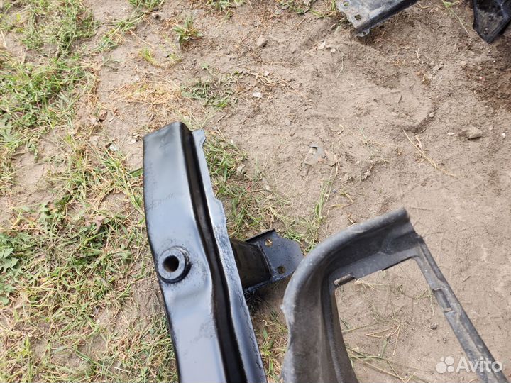 Усилитель переднего бампера бмв е90