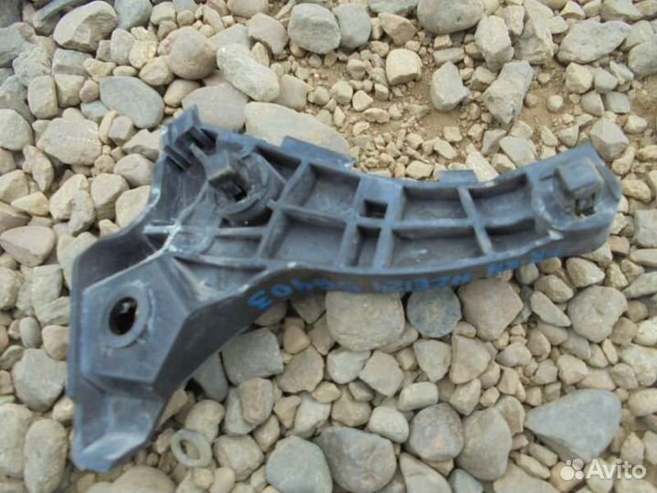 Крепление бампера переднее правое Toyota Corolla