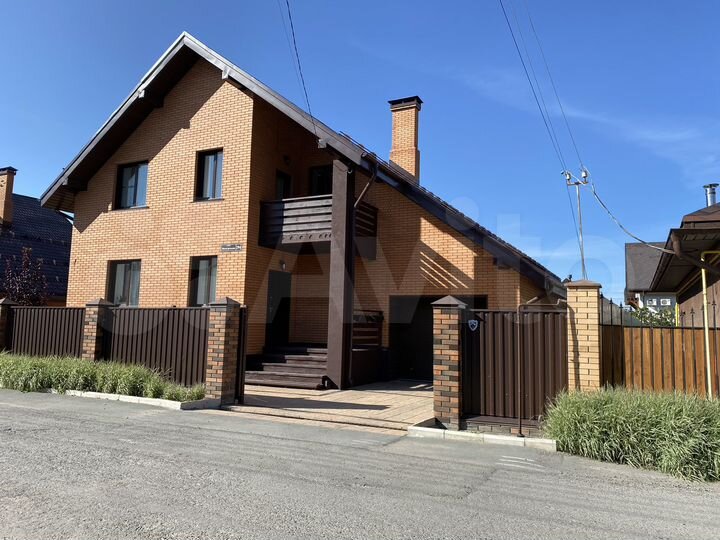 Коттедж 200 м² на участке 8,5 сот.