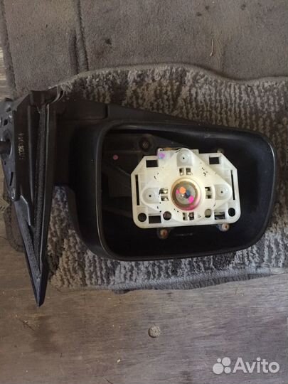 Боковое зеркало