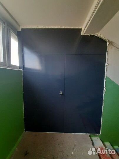 Стальная кладовка с дверью между этажами