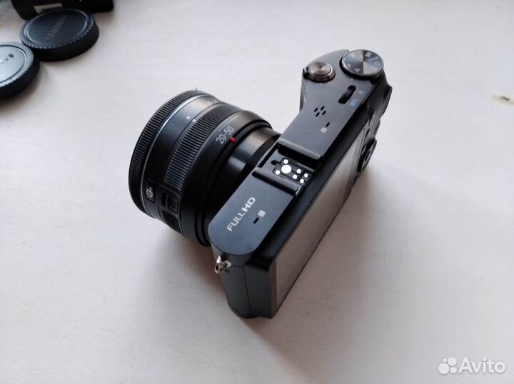 Беззеркальная камера Samsung NX200 Kit