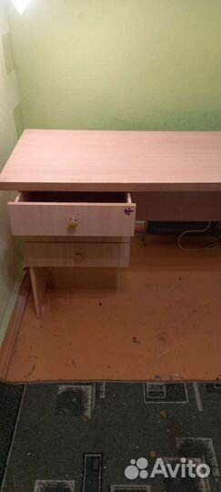 Письменный и компьютерный стол, тумбочка бу