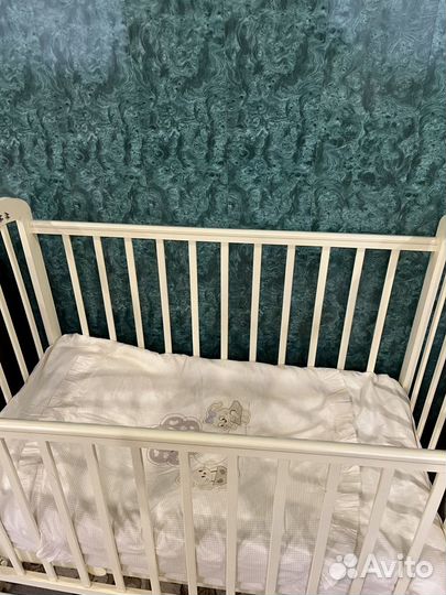 Детская кроватка с ящиком и матрасом
