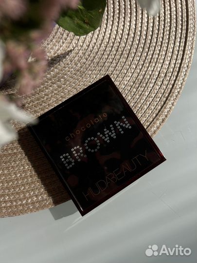 Палетка теней huda beauty оригинал