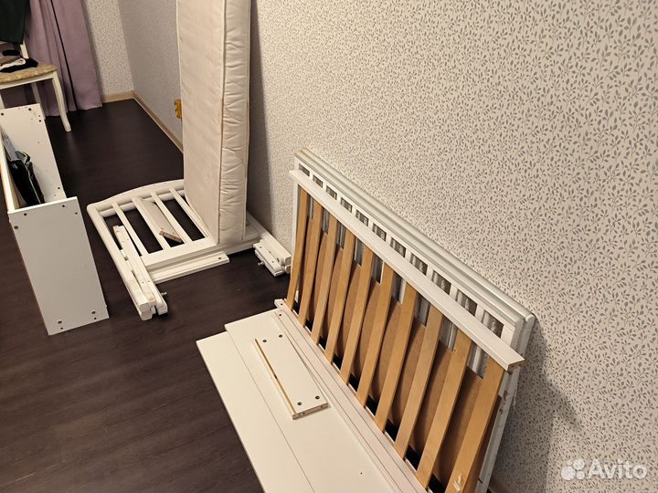 Детская кроватка с маятником
