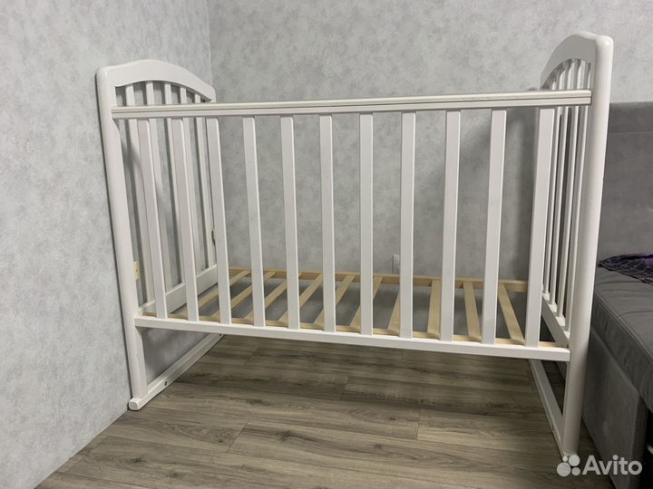 Детская кроватка с маятником