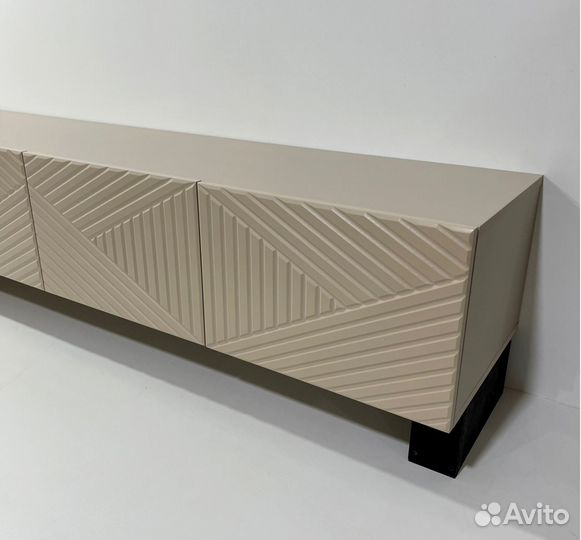 Тумба TV (на опорах или подвесная)