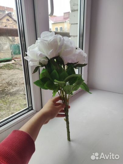 Искусственные розы белые